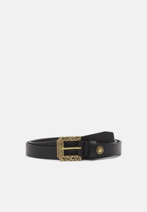 Zwarte leren riem met een sierlijke gouden gesp gegraveerd met "Versace Jeans Couture" en een ronde gouden embleem op de lus van de riem.