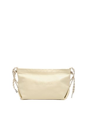 Bolsa rectangular beige con cordones de cierre en ambos lados, superficie lisa y sutil logo de la marca grabado en relieve en el frente.