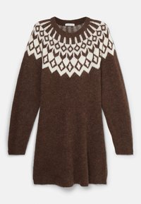 Pull en tricot marron avec un motif géométrique blanc autour de l'encolure. Il possède des manches longues et une coupe décontractée. Texture douce.