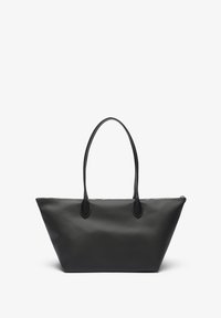 Czarna torba tote o wyraźnym kształcie, wykonana z gładkiego materiału, z dwiema długimi rączkami i zamkiem błyskawicznym na górze. Prosty, bezszwowy design.