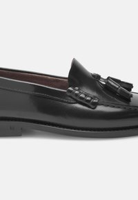 Mocassins en cuir noir avec une finition brillante, ornés de pampilles décoratives et de coutures sur le dessus, dotés d'une semelle plate.