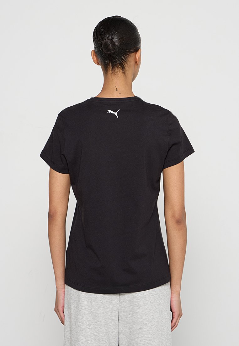Camiseta de algodón negra con mangas cortas, con un logo blanco de Puma en la parte posterior. La tela parece suave y tiene un ajuste casual.