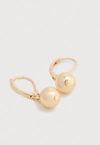 Kullavärvi rõngaskõrvarõngad, millel on sile, ümmargune disain ja väike nööpdetail. Valmistatud metallist, läikiva viimistlusega.