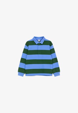 Ilgas rankovėmis polo marškinėliai su plačiomis horizontaliomis mėlynomis ir tamsiai žaliomis juostomis, mėlynu apykakle ir užsegamu skyriu su sagomis.