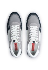 Sneakers sznurowane, łączące szary i granatowy zamsz z białymi skórzanymi akcentami, o teksturowanych powierzchniach i kontrastowych sznurówkach.