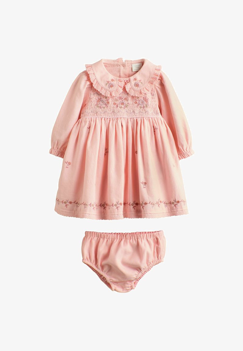 Rotes Baumwollkleid mit langen Ärmeln, gewelltem Kragen und floralem Stickmuster. Inklusive passendem Bloomer. Mit gefränstem Oberteil und gerafftem Rock.