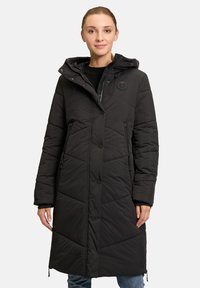 Cappotto lungo nero imbottito con cappuccio, caratterizzato da un design trapuntato, tasche laterali e un logo rotondo sul petto.