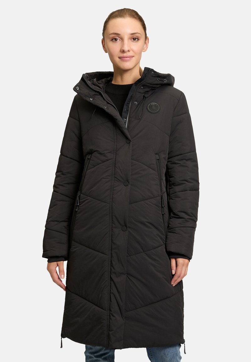Cappotto lungo nero imbottito con cappuccio, caratterizzato da un design trapuntato, tasche laterali e un logo rotondo sul petto.