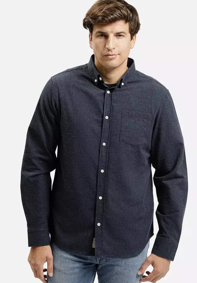 Granatowa, długosleeve, koszula zapinana na guziki z kieszonką na piersi, bawełniany materiał i białe guziki, noszona z jasnoniebieskimi dżinsami.