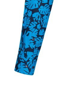 Niebieski rękaw koszuli z wyrazistymi czarnymi liściastymi wzorami, zapinany na pojedynczy guzik, z patką na mankiecie ozdobioną detalem w kształcie kotwicy.