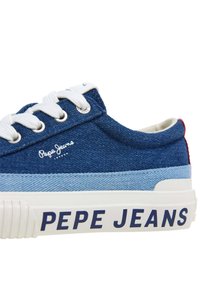 Denimist jalanõud, millel on sinine ja helesinine värviblokeering, valged paelad ja paks valge tald, millel on tumesinise värviga kirjutatud "PEPE JEANS".