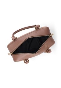 Borsa a tracolla in pelle marrone con superficie texture, zip dorata e fodera interna nera. Presenta una maniglia superiore e cinture regolabili.