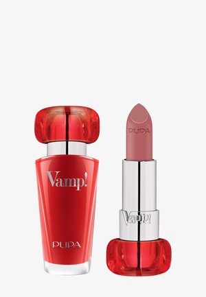 Rossetto rosso e bottiglia abbinata con etichetta "Vamp!" di Pupa. Design elegante, texture lucida e forma moderna con accenti argentati.