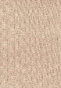 Gestrickter Stoff in einem sanften Beigeton, der eine glatte Textur mit feinem Rippmuster aufweist. Gleichmäßig gefertigt mit konsistenten Nähten.