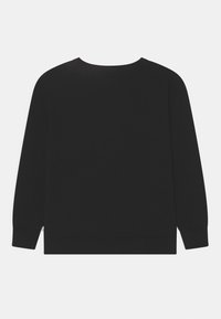 Černý svetr s dlouhými rukávy, kulatým výstřihem, žebrovanými manžetami a spodním lemem. Hladká textura, minimalistický design, žádné viditelné ozdoby.