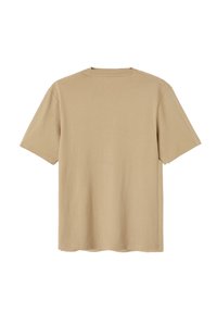 T-shirt beige uni à manches courtes et col rond, présenté à plat sur fond blanc, montrant le côté avant et les détails de couture.