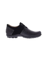 Schwarze Leder- und Wildlederschuhe mit runder Spitze, kontrastierender Naht und Gummisohle mit strukturiertem Profil. Zwei Ösen für die Schnürsenkel.