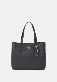 Mustat kassi, joka on valmistettu teksturoidusta synteettisestä materiaalista, jossa on kolmion muotoinen logo, kultainen varuste ja irrotettava tagi avaimenperällä.