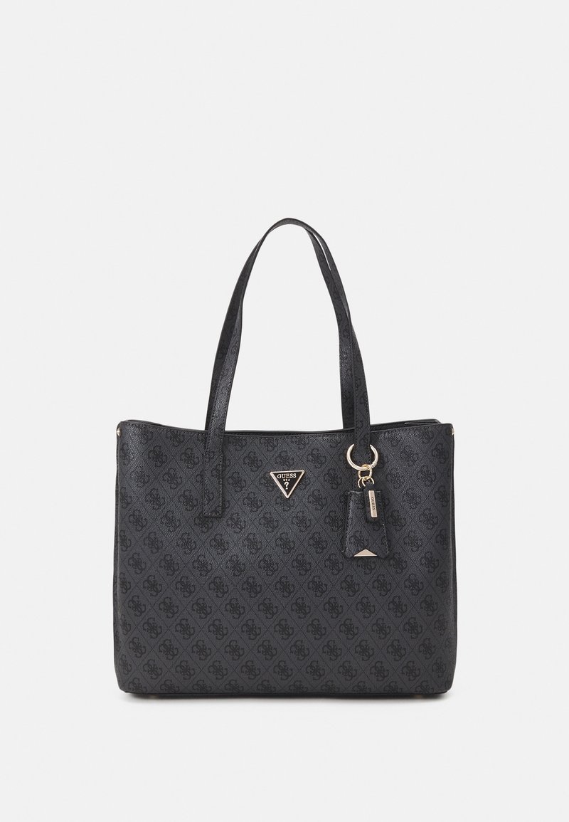 Mustat kassi, joka on valmistettu teksturoidusta synteettisestä materiaalista, jossa on kolmion muotoinen logo, kultainen varuste ja irrotettava tagi avaimenperällä.