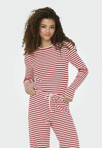 Rood-wit gestreept loungepak met een lange mouw top en broek met trekkoord, voorzien van een relaxed fit en een zachte stofstructuur.