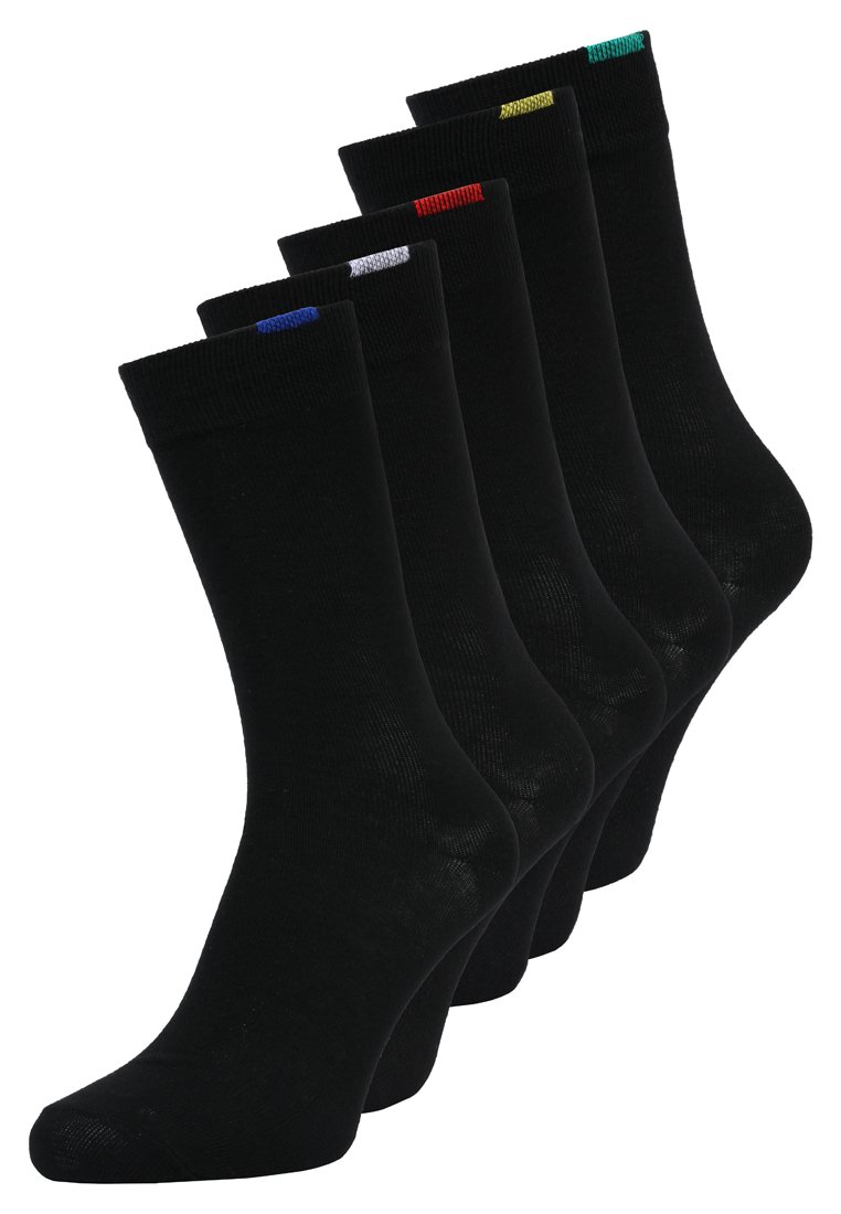Fünf Paare schwarzer Socken sind ausgestellt, jede mit einem unterschiedlich farbigen Bündchen am oberen Ende: blau, grau, rot, gelb und grün. Flach gestricktes Design.