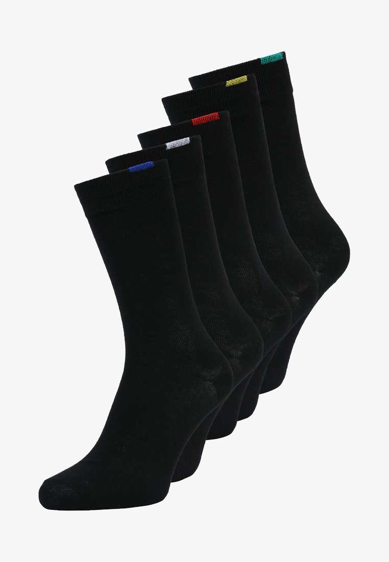 Cinq paires de chaussettes noires exposées, chacune avec une bande de couleur différente en haut : bleue, grise, rouge, jaune et verte. Design en tricot à plat.