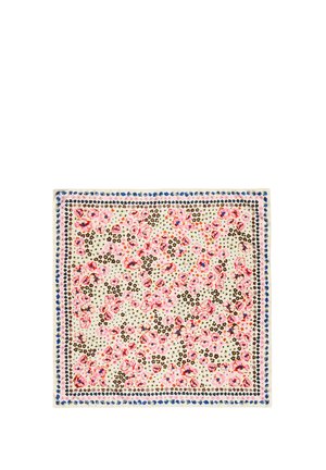 Pañuelo cuadrado con patrones florales en tonos rosa y marrón, borde de pequeñas flores azules sobre un fondo beige.