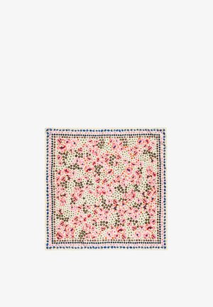 Pañuelo cuadrado con patrones florales en tonos rosa y marrón, borde de pequeñas flores azules sobre un fondo beige.