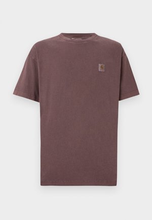 T-shirt din bumbac maro, cu mâneci scurte, gât rotund și o etichetă pătrată cu logo pe pieptul stâng. Design moale, neconfecționat.