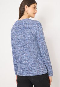 Gestrickter Pullover in gemischten Blautönen, mit rundem Ausschnitt und langen Ärmeln, einem strukturierten, lässigen Design und lockerem Sitz.