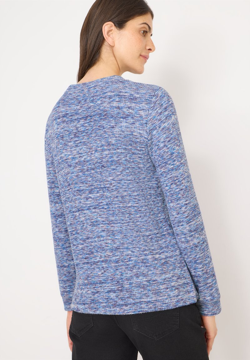 Gestrickter Pullover in gemischten Blautönen, mit rundem Ausschnitt und langen Ärmeln, einem strukturierten, lässigen Design und lockerem Sitz.