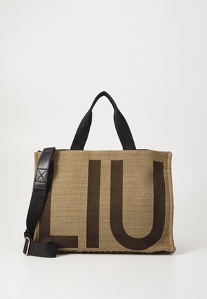 Bolsa tote beige tejida con grandes letras verticales marrón oscuro "LIU", asas cortas negras y una correa de hombro negra ajustable con hebilla.