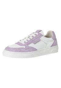 Sneaker bianca e lilla chiaro con tomaia in suede e pelle, dotata di lacci bianchi e una suola in gomma bianca testurizzata.