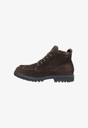 Braune Wildleder-Stiefeletten mit Schnürdesign, strukturiertem Obermaterial, verstärkter Zehenkappe und robuster schwarzer Gummisohle.