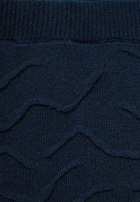 Tissu tricoté bleu marine avec un motif de texture ondulée. Présente des bords côtelés et une sensation douce et respirante.