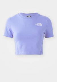 T-shirt court à manches courtes en tissu lavande, avec un logo blanc sur la partie gauche de la poitrine. Texture lisse avec un col rond standard.