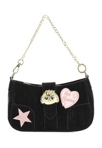 Sac à main noir avec une finition texturée, bandoulière chaîne dorée, fermeture en forme de hibou, et patchs étoiles roses et cœurs. Design compact et incurvé.
