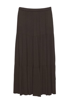 Dlouhá tmavě hnědá vrstvená sukně s elastickým pasem a splývavým plisovaným vzorem na bílém pozadí.