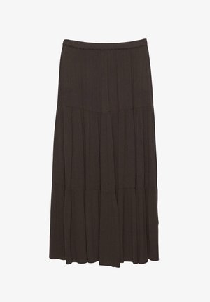 Lange donkerbruine gelaagde rok met elastische tailleband en een vloeiende, geplooide textuur tegen een witte achtergrond.