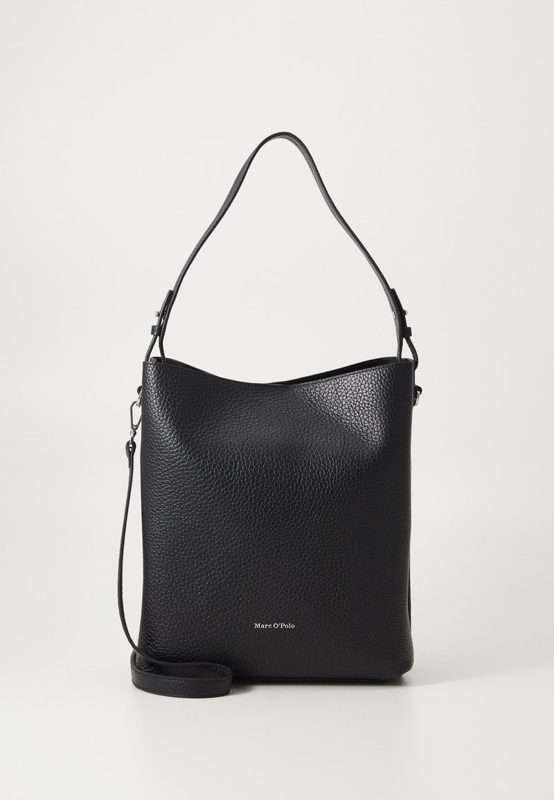 Sac à épaule en cuir noir avec une finition texturée, un dessus arrondi, une bandoulière réglable et un logo subtil à l'avant.