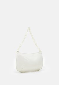 Sac à main blanc de forme incurvée, fabriqué en matériau lisse. Dispose d'une bandoulière chaîne épaisse et d'une fermeture éclair sur le dessus.