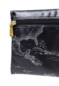 Custodia nera con cerniera caratterizzata da un design della mappa dell'America Centrale e dei Caraibi in grigio, con un dettaglio in oro sulla cerniera. Texture liscia.
