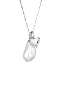 Perlenförmiger Anhänger mit einer glatten weißen Oberfläche, kombiniert mit einem klaren herzförmigen Kristall, eingehängt an einer Silberkette mit Schlaufenakzenten.