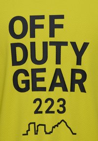 Gelbe Netz-Weste mit schwarzem Text, der "OFF DUTY GEAR 223" sagt, und einer Skyline-Grafik darunter.