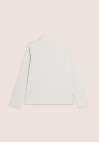 Maglia bianca a maniche lunghe con colletto, caratterizzata da una texture morbida e un design a taglio dritto. Vista posteriore semplice e minimalistica.