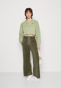 Nike Sportswear LEG PANT - Treniņtērpa apakšdaļas - cargo khaki/oil green