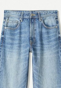 Blauwe denim jeans met een hoge taille, vijf zakken en contrasterende stiksels. Voorzien van een gewassen look en metalen knoopsluiting bij de taille.