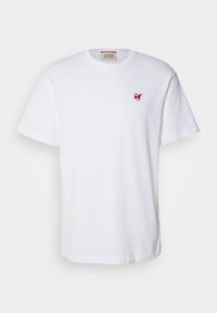 Weißes Baumwoll-T-Shirt mit Rundhalsausschnitt, kurzen Ärmeln und kleinem, roten gestickten Logo auf der Brust. Glatte Textur, lässige Passform.