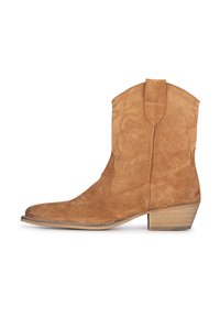 Bota cowboy de ante en marrón claro, con punta afilada y costuras decorativas a lo largo de la parte superior. Tacón bajo y apilado con una lengüeta en la parte trasera.