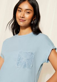 Friends Like These SHORT SLEEVE POCKET - REGULAR FIT  - Apdrukāts T-krekls - blue